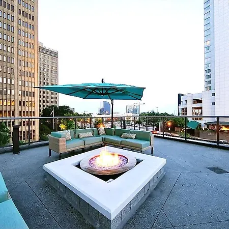 Skyline Retreat Penthouse, Top Floor, Year Round Pool, City View! Atlanta Exterior photo