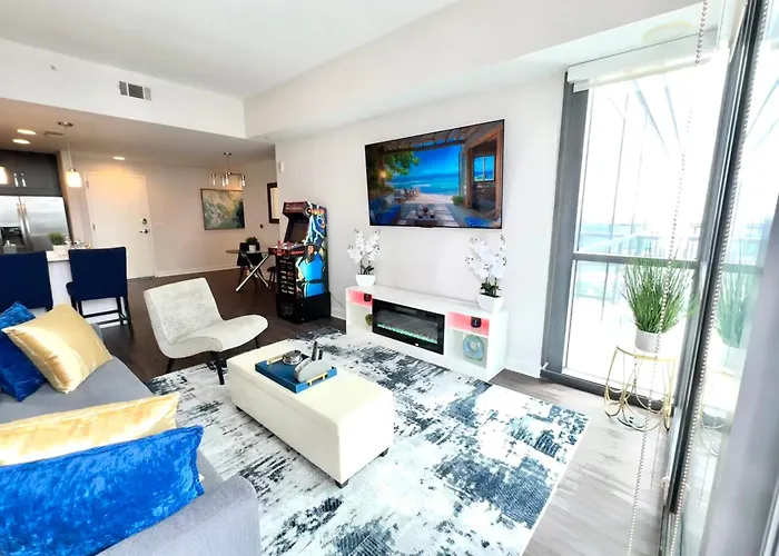 Skyline Retreat Penthouse, Top Floor, Year Round Pool, City View!