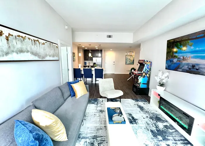 Skyline Retreat Penthouse, Top Floor, Year Round Pool, City View!